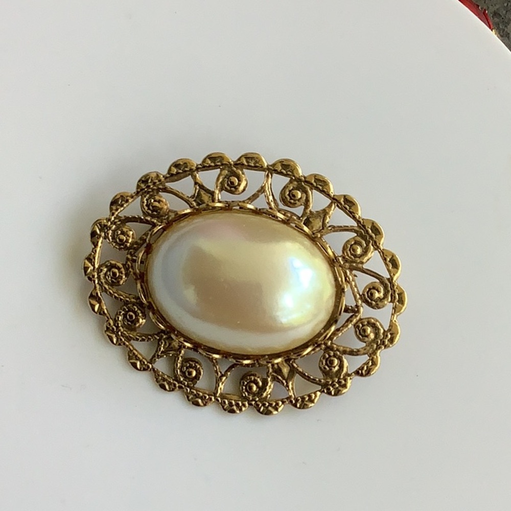 Elegant Gold and Cream Brooch